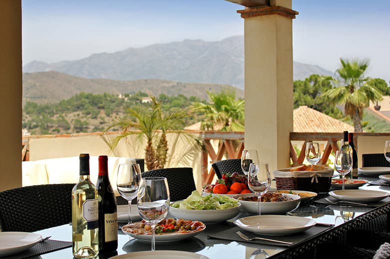 Coin repas couvert en plein air avec une vue imprenable