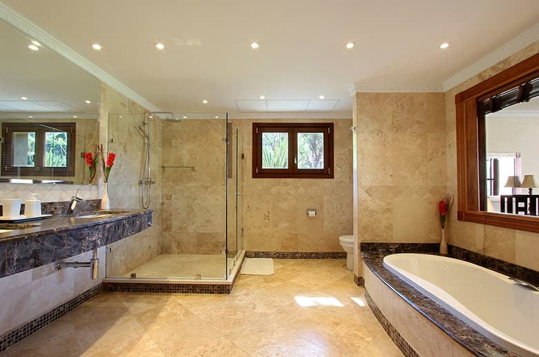4. Totes les habitacions gaudeixen de bany privat ampli, modern i luxós