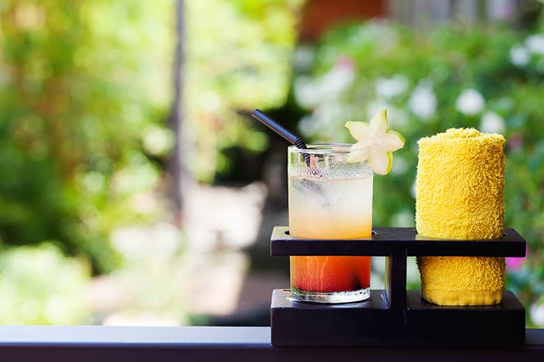 Des sourires chaleureux, un verre de bienvenue et des serviettes fraîches à l'arrivée